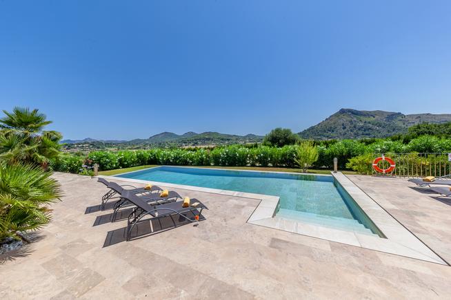 Modern and awesome views of the montain in this luxury villa