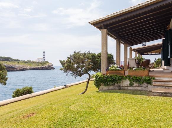 Cozy beachfront villa to rent on vacation in Portocolom