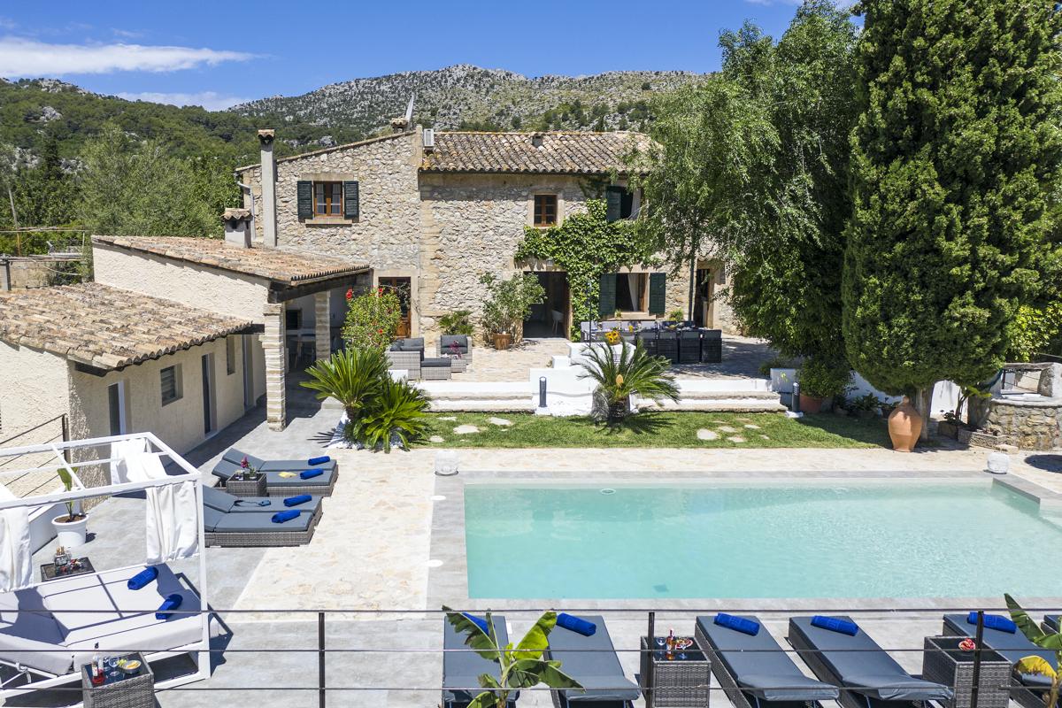 Spectacular and traditional Mallorcan country house in Pollensa to rent