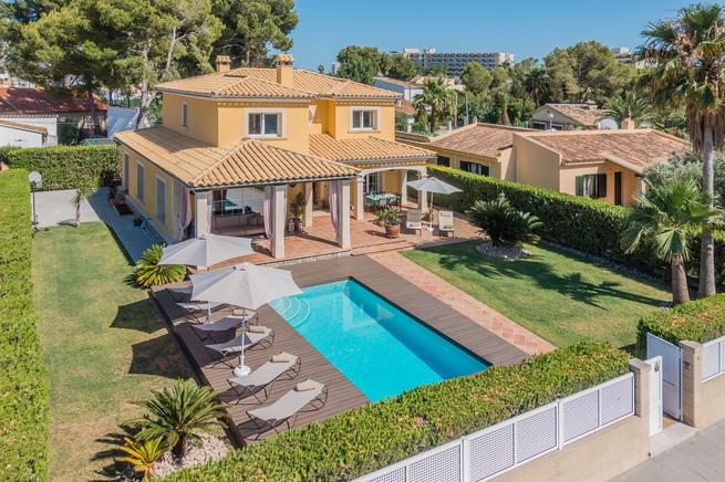 Frontline villa for rent in Puerto de Alcudia, Majorca