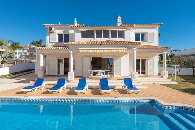 Beautiful villa with private pool, ideal for a family holidays in Albufeira, Algarve