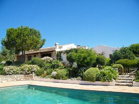 Cozy rental villa, located in Tunes, Algarve, Portugal is ideal for 5 people.