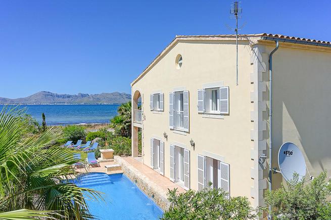 Charming frontline villa next to the beach and sea views, Puerto de Alcúdia
