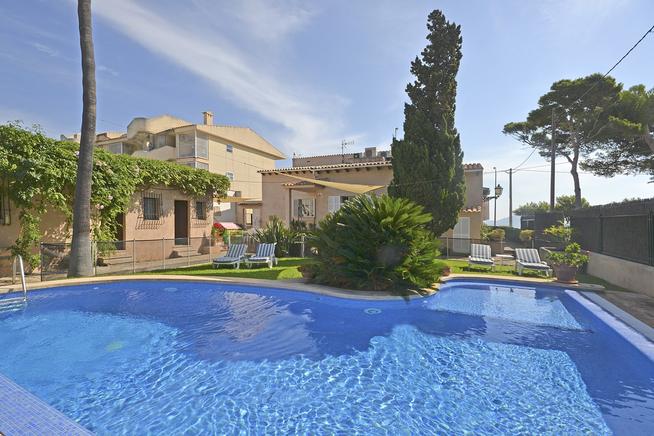 Sea front villa to let in Puerto Pollensa, Mallorca