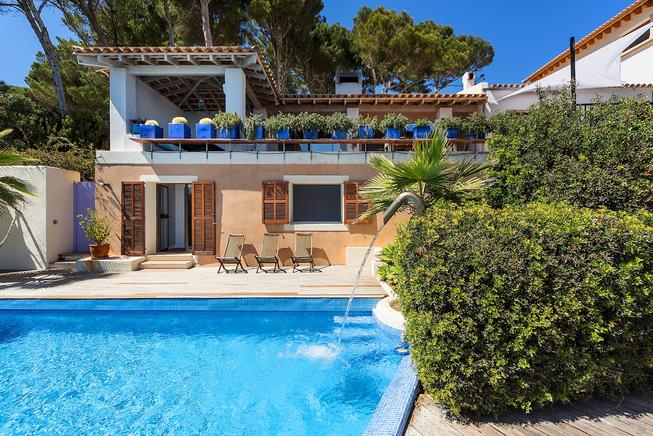 Awesome Frontline and sea view, family holidays villa.
