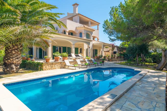 Peaceful Rural Retreat is a villa perfect for holiday in Santanyi, Mallorca