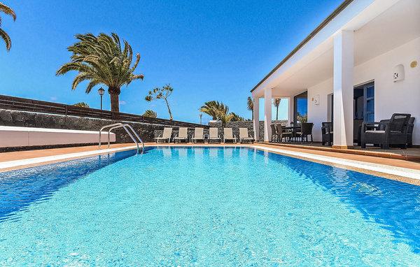Comfortable and attractive holiday villa to rent in Playa Blanca, Lanzarote, Canary island