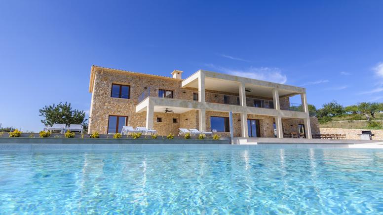 Brand new luxury villa located in Pollensa near the Golf Club and town