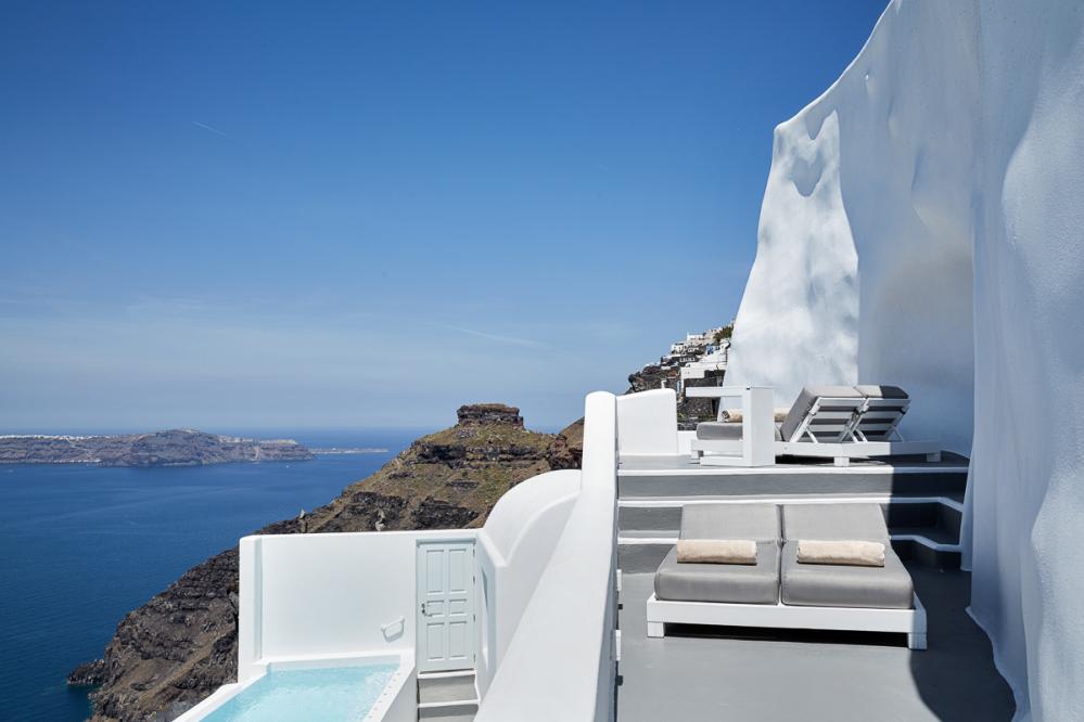 Villa Orama is stunning views of the sea in Santorini