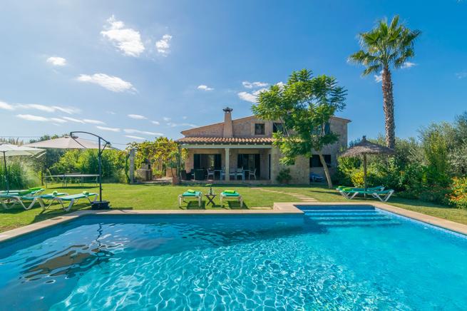 Private villa for 8 people, with private pool in Alcudia.
