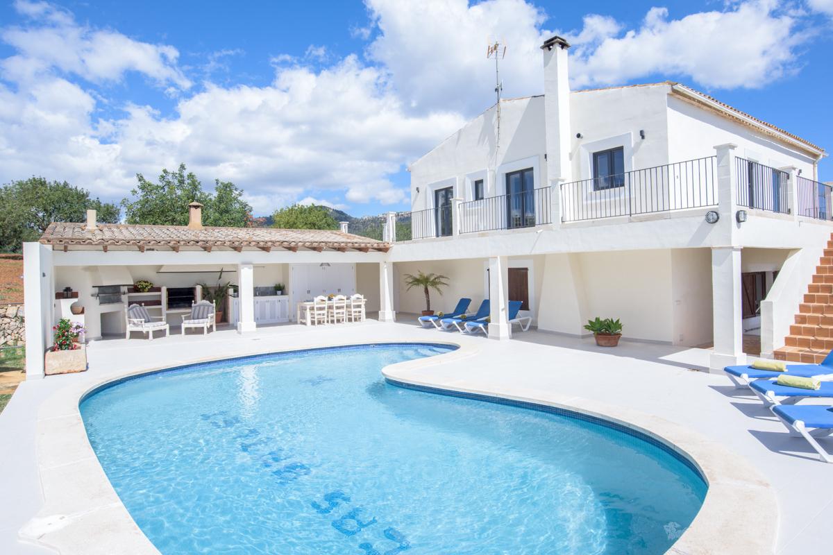 Villa ideal for all holiday types including for large families or friends in Cala dOr