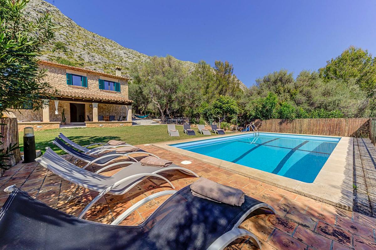 Home with a huge private pool and family-friendly for rent in Pollensa. Mallorca