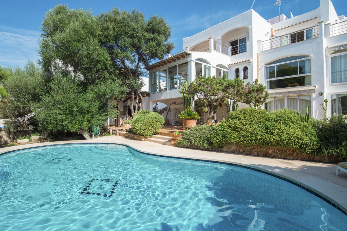 Beachfront holiday villa with near to beach and acces to sea in Cala dOr, Mallorca