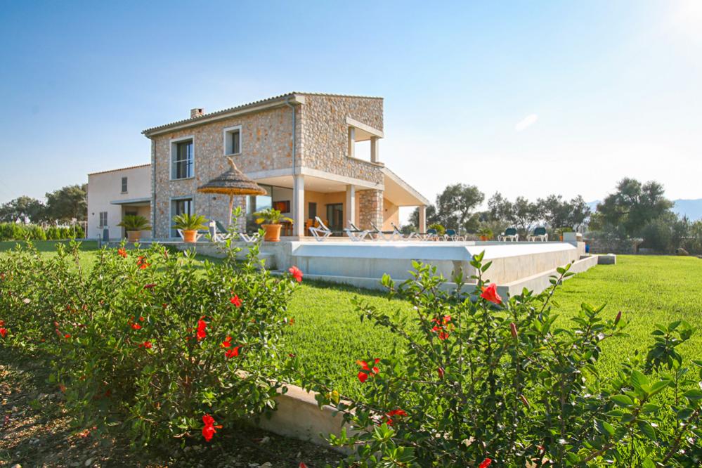 Villa Magnolia chic villa for rent in an idyllic area in la precosa pollensa, Mallorca