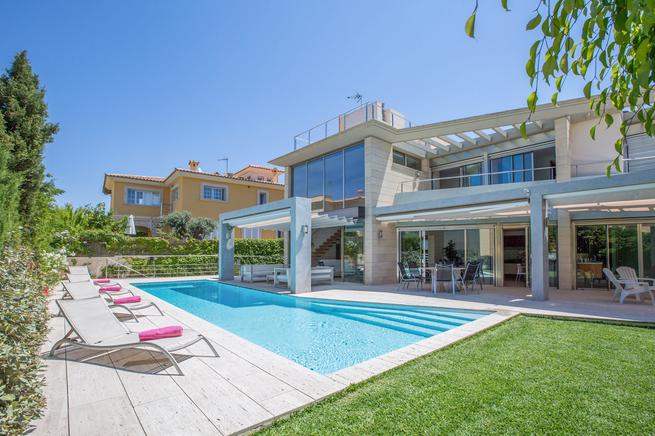 Luxury holiday villa near to the beach in Palma De Mallorca, Spain