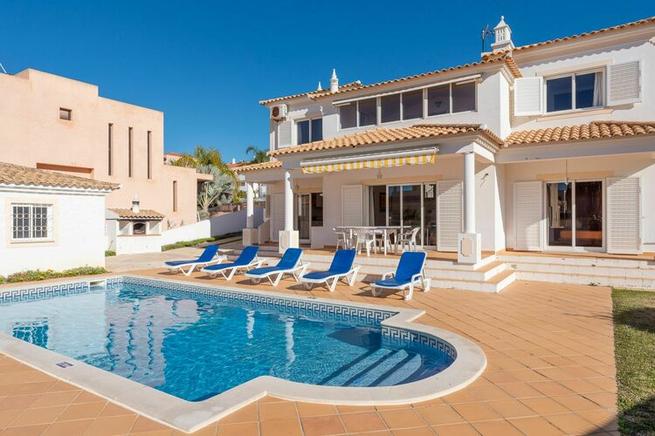 Beautiful villa with private pool, ideal for a family holidays in Albufeira, Algarve