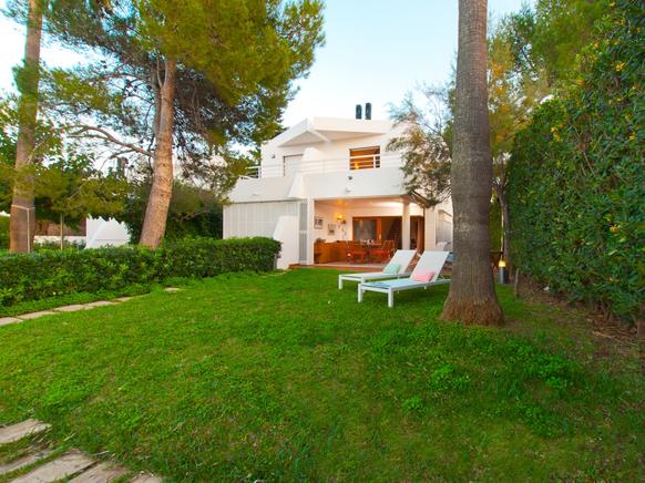 Beautiful villa on the seafront with spectacular views in Alcúdia, Mallorca
