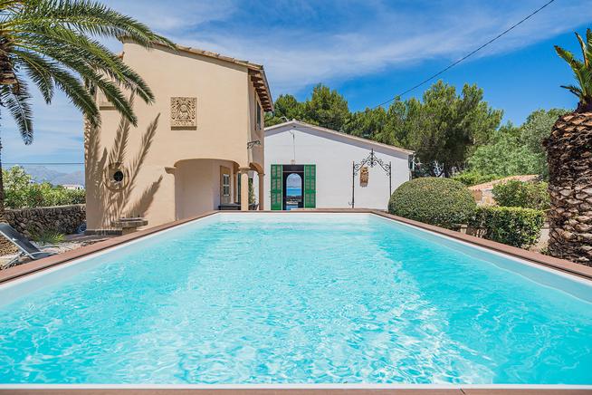 waterfront and sea view villa to rent in mallorca