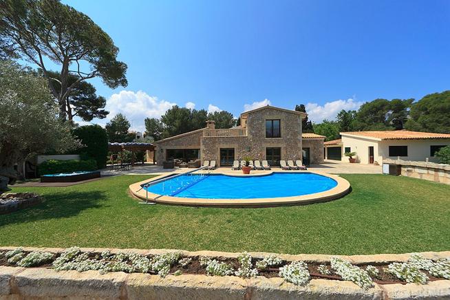 Traditional house for rent with gated pool in Puerto Pollensa, Mallorca