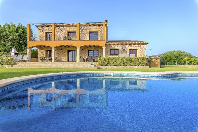Luxury villa with 4 bedrooms for 8 people located between Alcudia and Pollensa