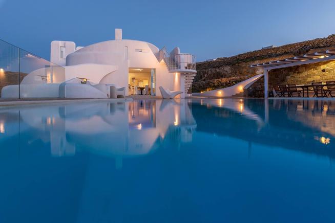 Holiday villa for max. 18 persons for rent in Faros Armenistis, Mykonos