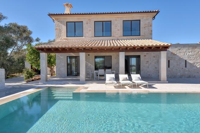 Luxury villa for holidays with private pool to rent in Porto Colom