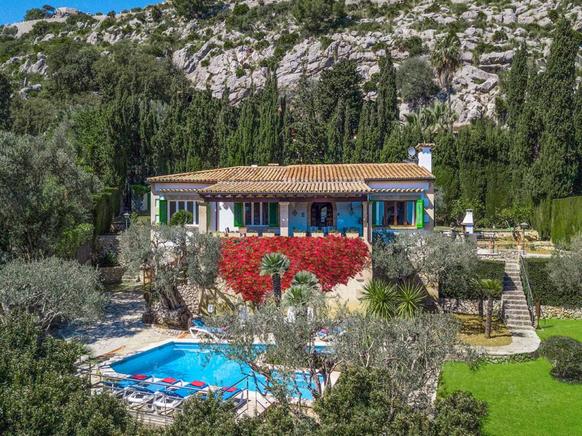 Magnificent holiday villa with stunning views of the bay of Pollensa