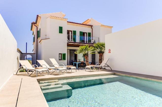 Villa Can Silver is located in a frontline to the sea in Puerto Pollensa, Mallorca