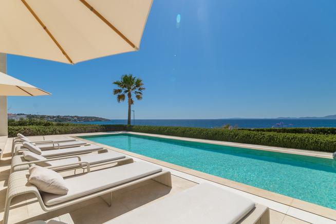 First class frontline villa for 8 persons with infinity pool, sea views, Palma de Majorca