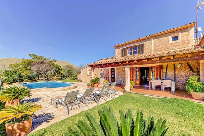 Can Mercer elegant villa in mallorca special for couples.