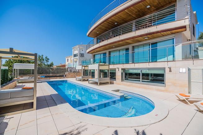 Stylish Chic Villa with private pool in Puerto, Alcudia