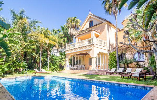luxury villa with 6 bedrooms for 14 people in Marbella, Costa del Sol