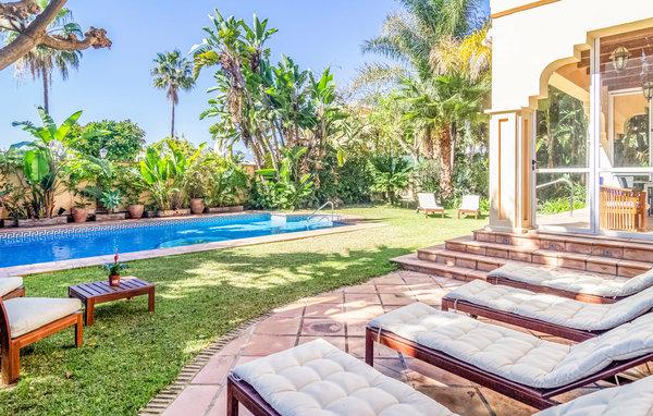luxury villa with 6 bedrooms for 14 people in Marbella, Costa del Sol
