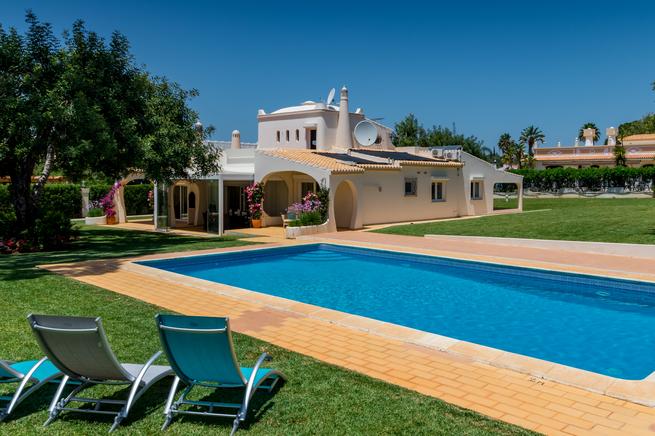 Holiday rental of spacious villa with large pool, large garden. Near the beach.