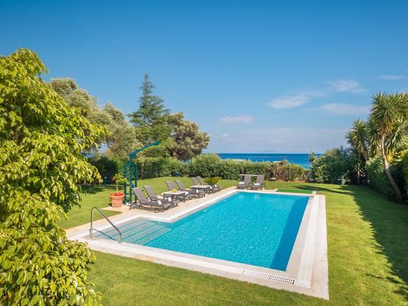 Frontline villa for rent in the best holiday destinations in Barbati, Corfu
