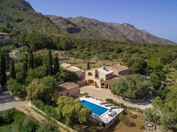Comfortable family villa to rent in la Font area just outside Pollensa. Spain