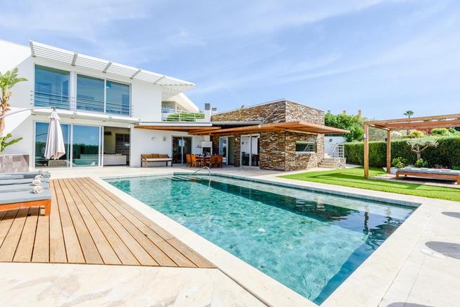 The villa in Albufeira, Algarve, has capacity for 12 people to rent in Portugal