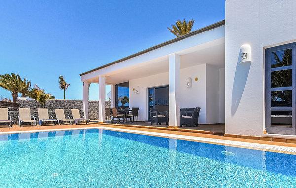 Comfortable and attractive holiday villa to rent in Playa Blanca, Lanzarote, Canary island