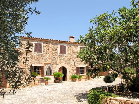 Can Caubo is a perfect villa rental in Cala dOr, Spain