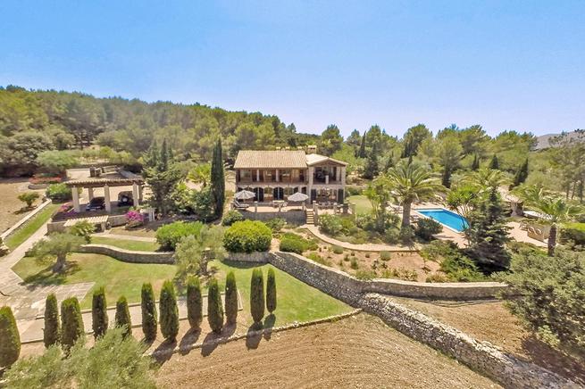 Luxurious estate for rent for families in Alcudia, Spain
