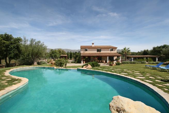 Luxurious country homes with pool just 3 km from Pollensa and the beach.