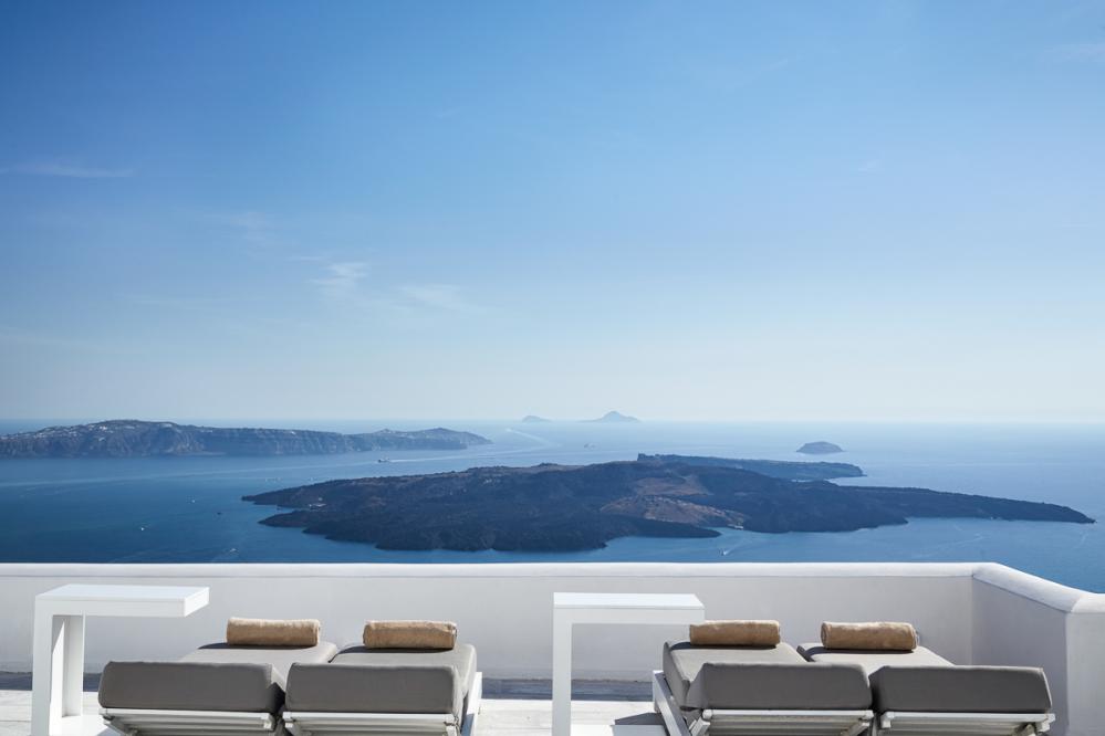 Villa Lampsi is a extraordinary holiday villa in Santorini, Greece