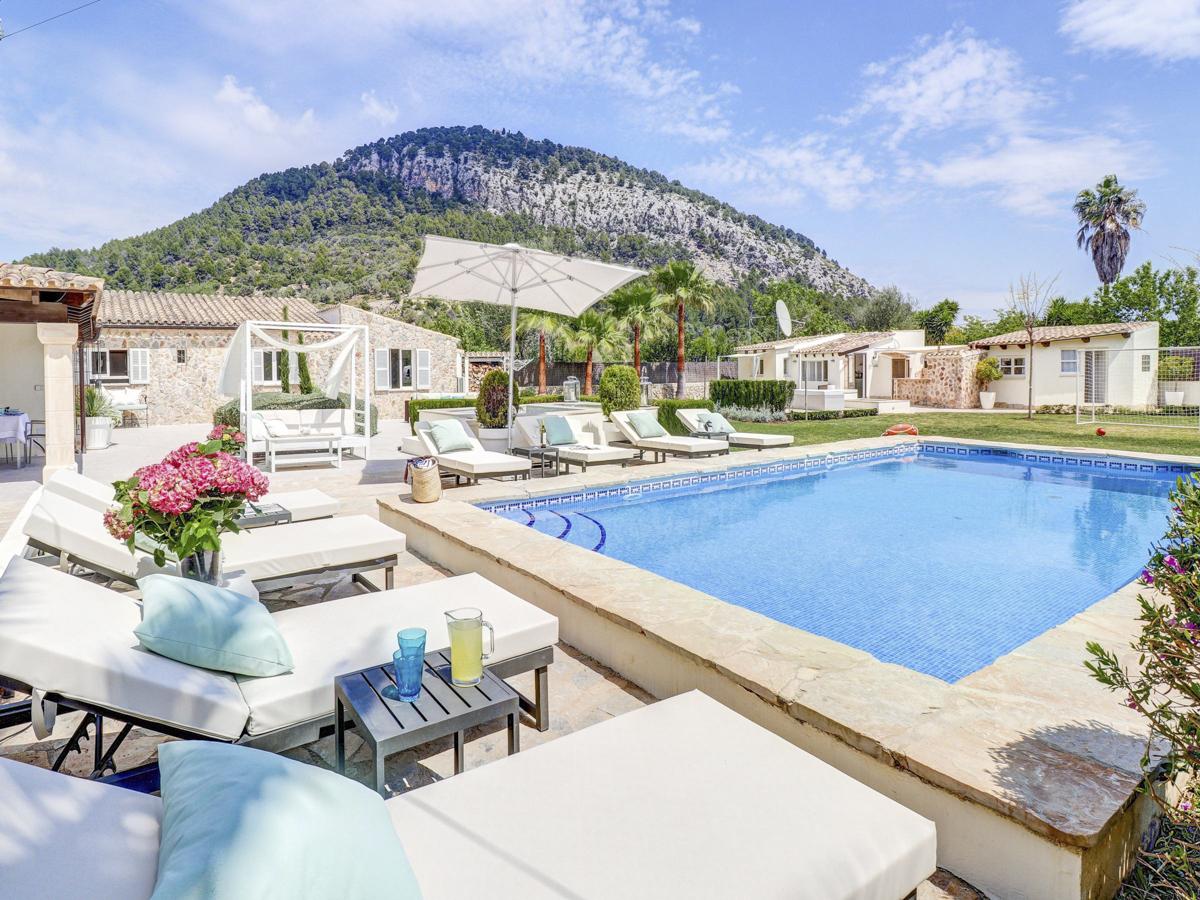 Remarkably Rural and chic holiday villa to rent in pollensa majorca