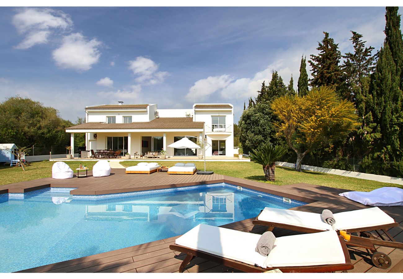 Modern Palmeras is an impressive and sophisticated luxury villa in Pollensa, Mallorca