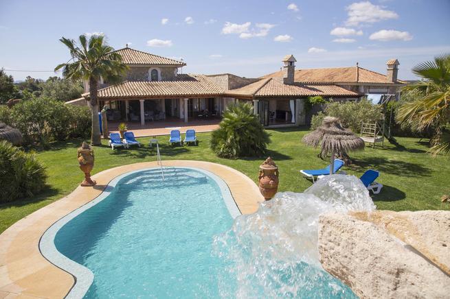 Large country estate with pool in Playa de Muro