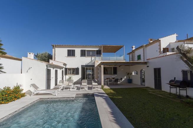 Luxury sea view villa for rent in Puerto Pollensa