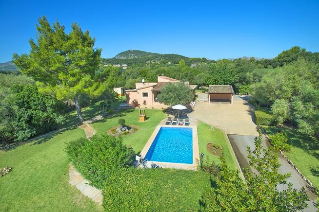 Nice holiday villa situated between mountains in Pollensa