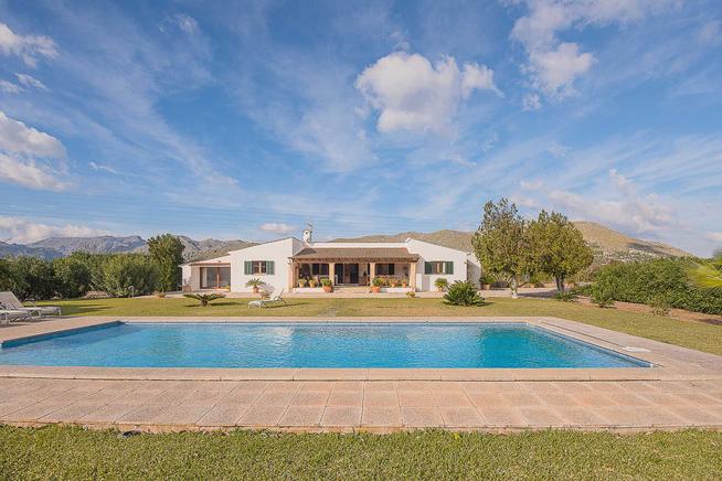 Rent Villa with spectacular views of the Sierra de Tramuntana, Puerto Pollensa