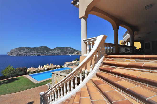 Seafront villa for rent overlooking the bay in Port de Andratx