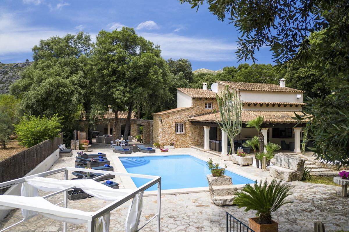 wonderful four-bedroom villa is perfect for a family or group of friends. Mallorca